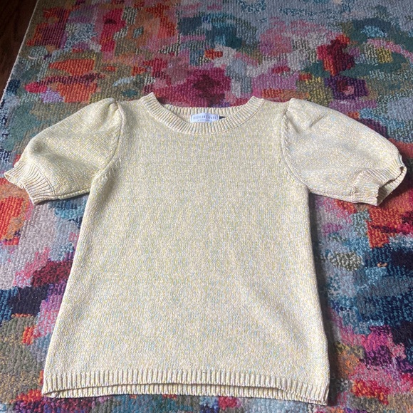 Super cute puffy sleeve top - Picture 1 of 4